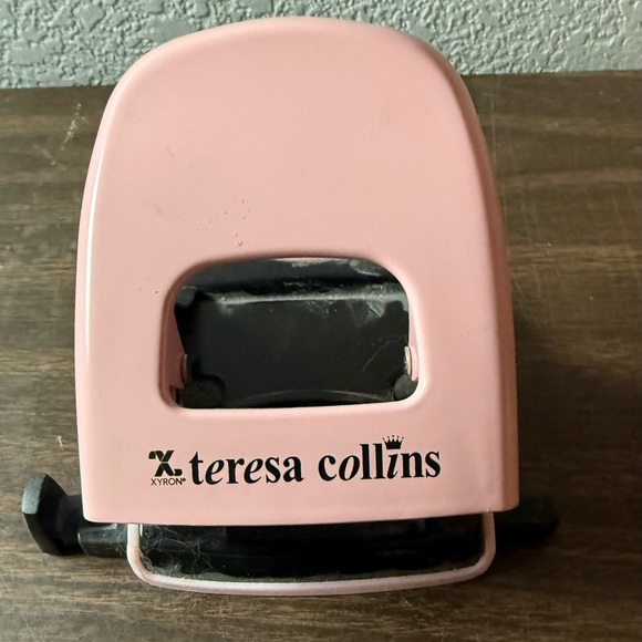 Xyron Teresa Collins 2 Hole Chipboard Punch Pink - Picture 1 of 3